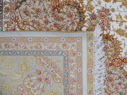 Sehr feiner, hangeknüpfter Khademi Orientteppich mit Täbriz Design aus Wolle mit Seide, creme, beige, gold. 358x258 cm. 358x258 cm. Vertrieb durch Jupiter Intl.