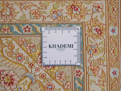 Sehr feiner, hangeknüpfter Khademi Orientteppich mit Täbriz Design aus Wolle mit Seide, creme, beige, gold. 358x258 cm. 358x258 cm. Vertrieb durch Jupiter Intl.