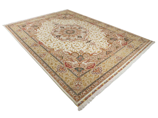 Sehr feiner, hangeknüpfter Khademi Orientteppich mit Täbriz Design aus Wolle mit Seide, creme, beige, gold. 358x258 cm. 358x258 cm. Vertrieb durch Jupiter Intl.
