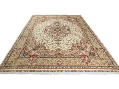 Sehr feiner, hangeknüpfter Khademi Orientteppich mit Täbriz Design aus Wolle mit Seide, creme, beige, gold. 358x258 cm. 358x258 cm. Vertrieb durch Jupiter Intl.