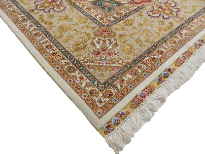 Sehr feiner, hangeknüpfter Khademi Orientteppich mit Täbriz Design aus Wolle mit Seide, creme, beige, gold. 358x258 cm. 358x258 cm. Vertrieb durch Jupiter Intl.