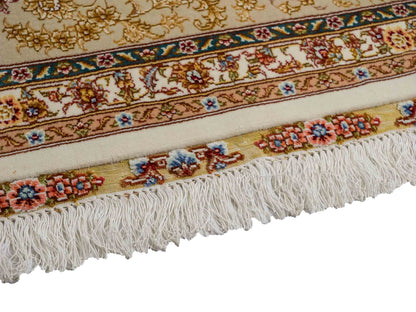 Sehr feiner, hangeknüpfter Khademi Orientteppich mit Täbriz Design aus Wolle mit Seide, creme, beige, gold. 358x258 cm. 358x258 cm. Vertrieb durch Jupiter Intl.