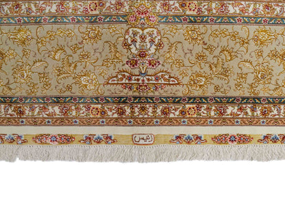 Sehr feiner, hangeknüpfter Khademi Orientteppich mit Täbriz Design aus Wolle mit Seide, creme, beige, gold. 358x258 cm. 358x258 cm. Vertrieb durch Jupiter Intl.