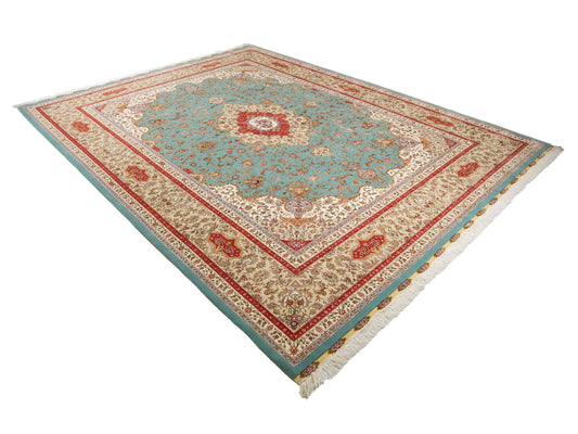 Sehr feiner, handgeknüpfter Khademi Orientteppich mit Täbriz Design aus Wolle mit Seide, blau. 359x275 cm. Vertrieb durch Jupiter Intl.