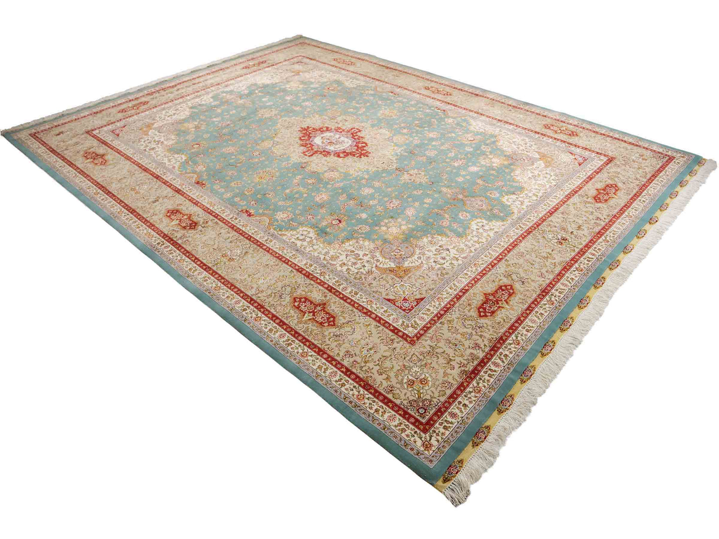 Sehr feiner, handgeknüpfter Khademi Orientteppich mit Täbriz Design aus Wolle mit Seide, blau. 359x275 cm. Vertrieb durch Jupiter Intl.