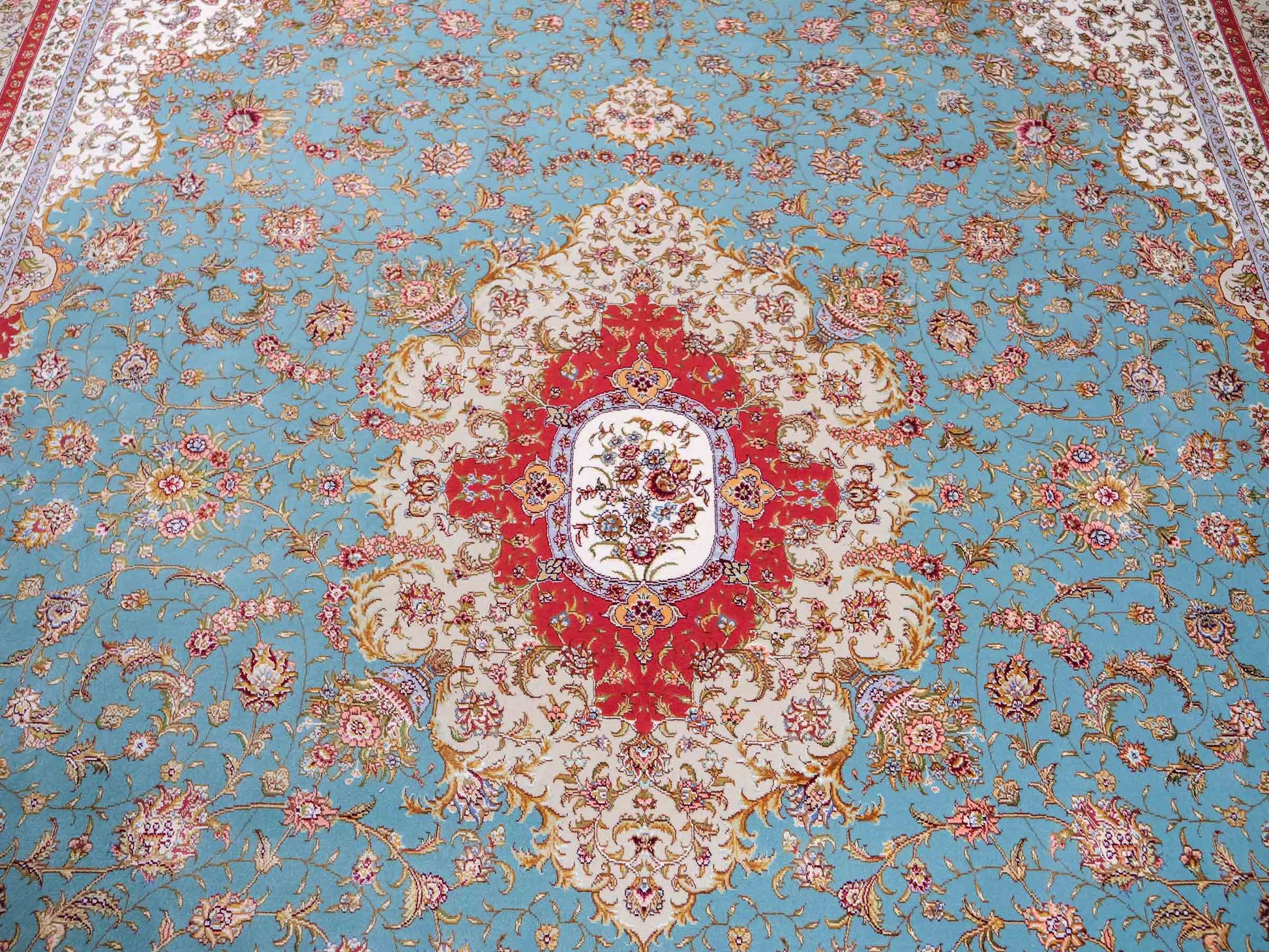 Sehr feiner, handgeknüpfter Khademi Orientteppich mit Täbriz Design aus Wolle mit Seide, blau. 359x275 cm. Vertrieb durch Jupiter Intl.