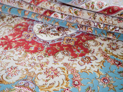 Sehr feiner, handgeknüpfter Khademi Orientteppich mit Täbriz Design aus Wolle mit Seide, blau. 359x275 cm. Vertrieb durch Jupiter Intl.