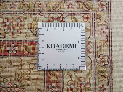 Sehr feiner, handgeknüpfter Khademi Orientteppich mit Täbriz Design aus Wolle mit Seide, creme. 360x258 cm. Vertrieb durch Jupiter Intl.