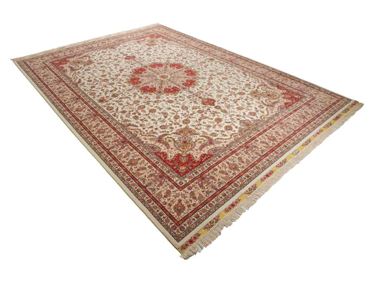 Sehr feiner, handgeknüpfter Khademi Orientteppich mit Täbriz Design aus Wolle mit Seide, creme. 360x258 cm. Vertrieb durch Jupiter Intl.