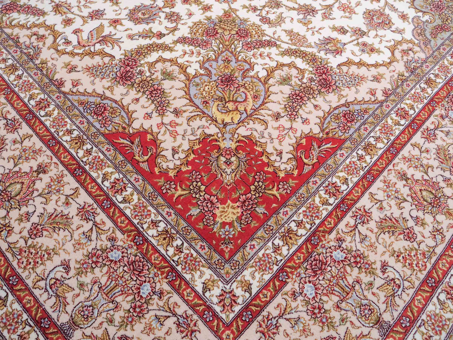 Sehr feiner, handgeknüpfter Khademi Orientteppich mit Täbriz Design aus Wolle mit Seide, creme. 360x258 cm. Vertrieb durch Jupiter Intl.