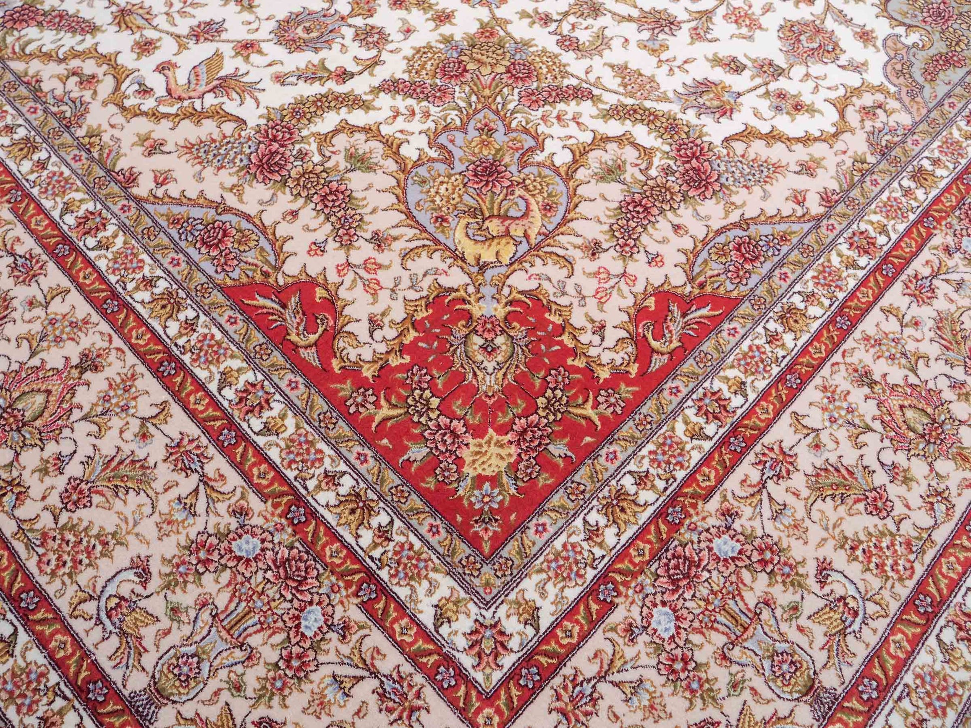 Sehr feiner, handgeknüpfter Khademi Orientteppich mit Täbriz Design aus Wolle mit Seide, creme. 360x258 cm. Vertrieb durch Jupiter Intl.