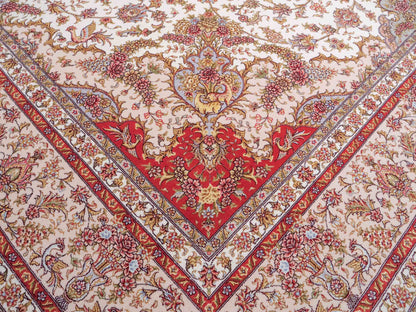 Sehr feiner, handgeknüpfter Khademi Orientteppich mit Täbriz Design aus Wolle mit Seide, creme. 360x258 cm. Vertrieb durch Jupiter Intl.