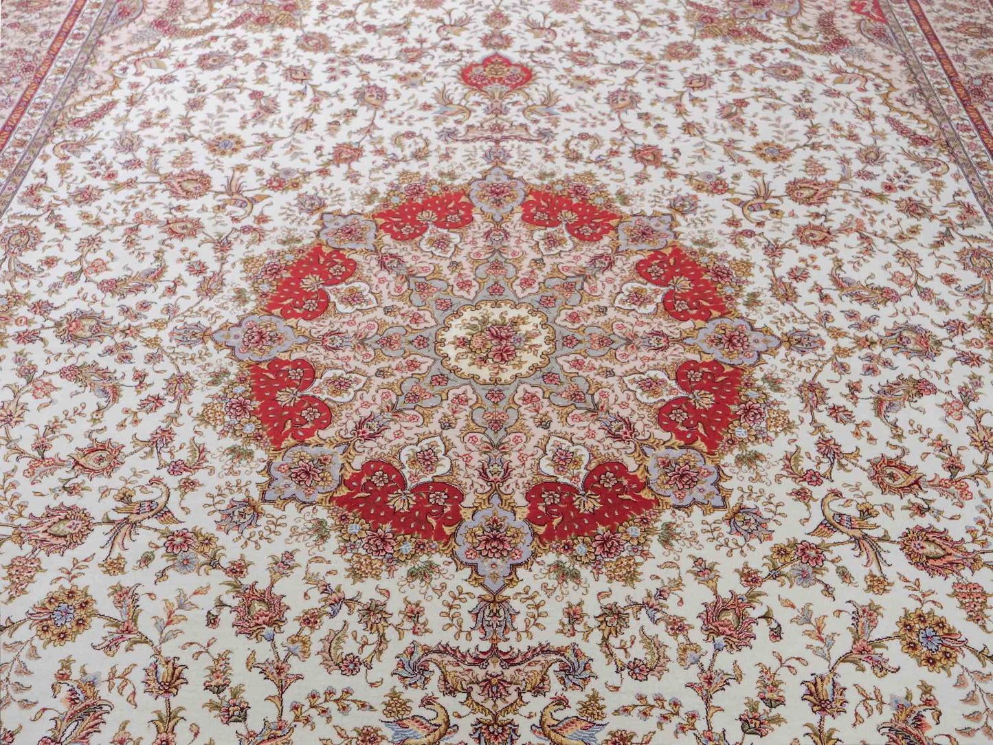 Sehr feiner, handgeknüpfter Khademi Orientteppich mit Täbriz Design aus Wolle mit Seide, creme. 360x258 cm. Vertrieb durch Jupiter Intl.