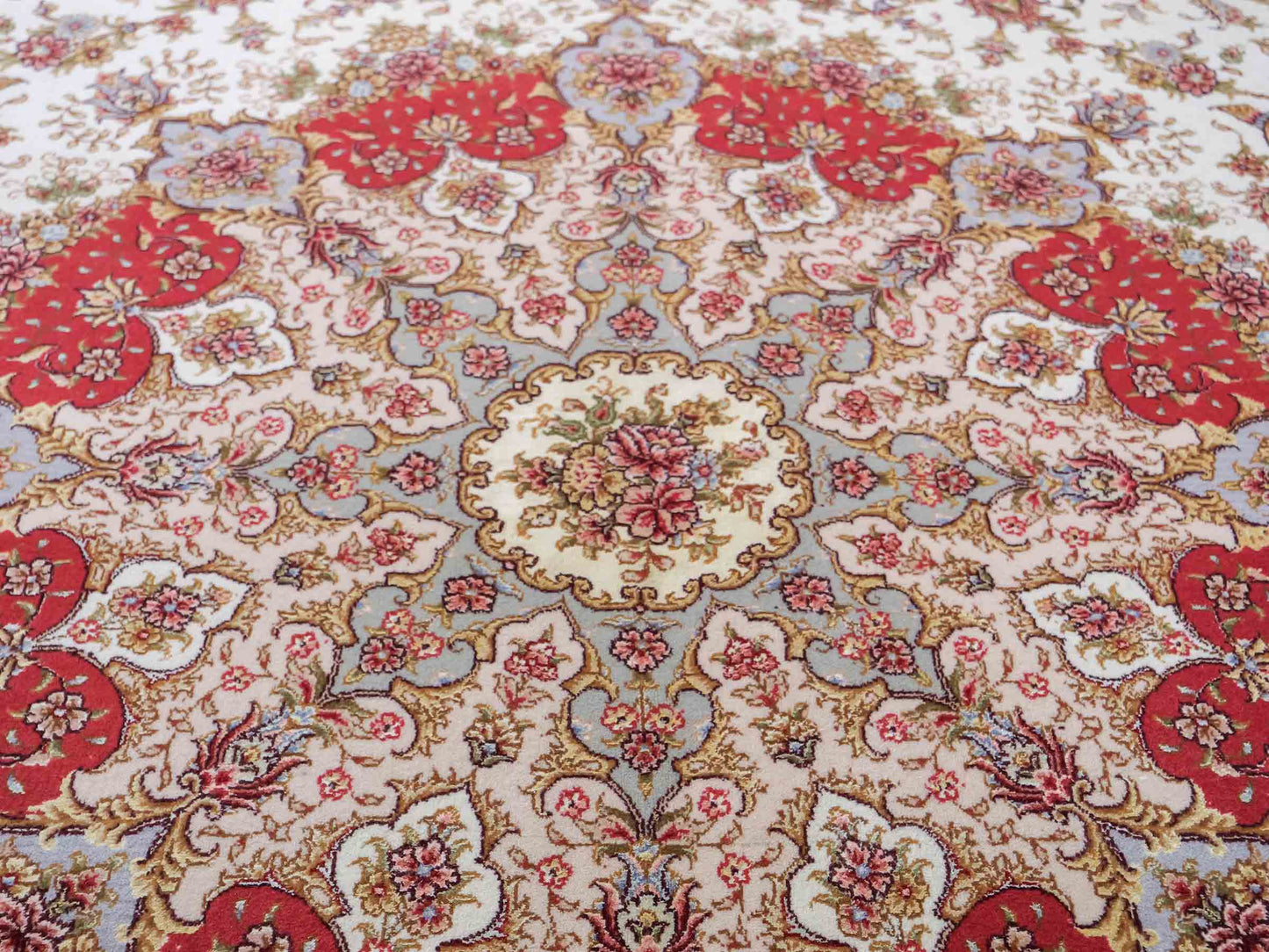 Sehr feiner, handgeknüpfter Khademi Orientteppich mit Täbriz Design aus Wolle mit Seide, creme. 360x258 cm. Vertrieb durch Jupiter Intl.