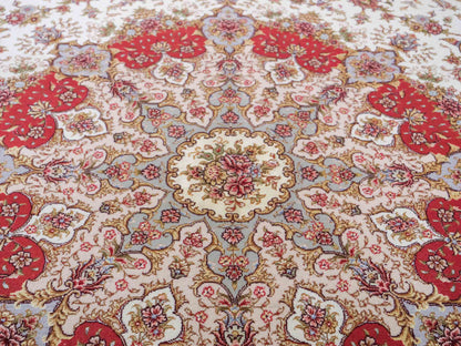 Sehr feiner, handgeknüpfter Khademi Orientteppich mit Täbriz Design aus Wolle mit Seide, creme. 360x258 cm. Vertrieb durch Jupiter Intl.