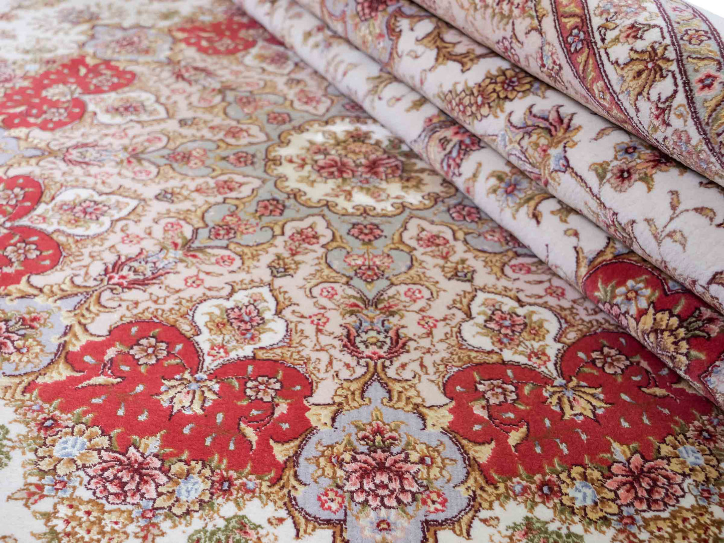 Sehr feiner, handgeknüpfter Khademi Orientteppich mit Täbriz Design aus Wolle mit Seide, creme. 360x258 cm. Vertrieb durch Jupiter Intl.