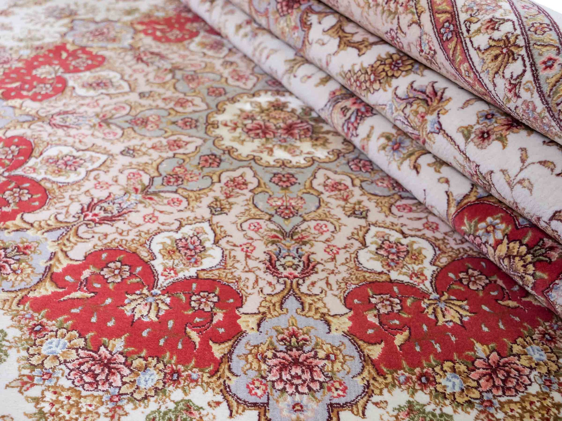 Sehr feiner, handgeknüpfter Khademi Orientteppich mit Täbriz Design aus Wolle mit Seide, creme. 360x258 cm. Vertrieb durch Jupiter Intl.