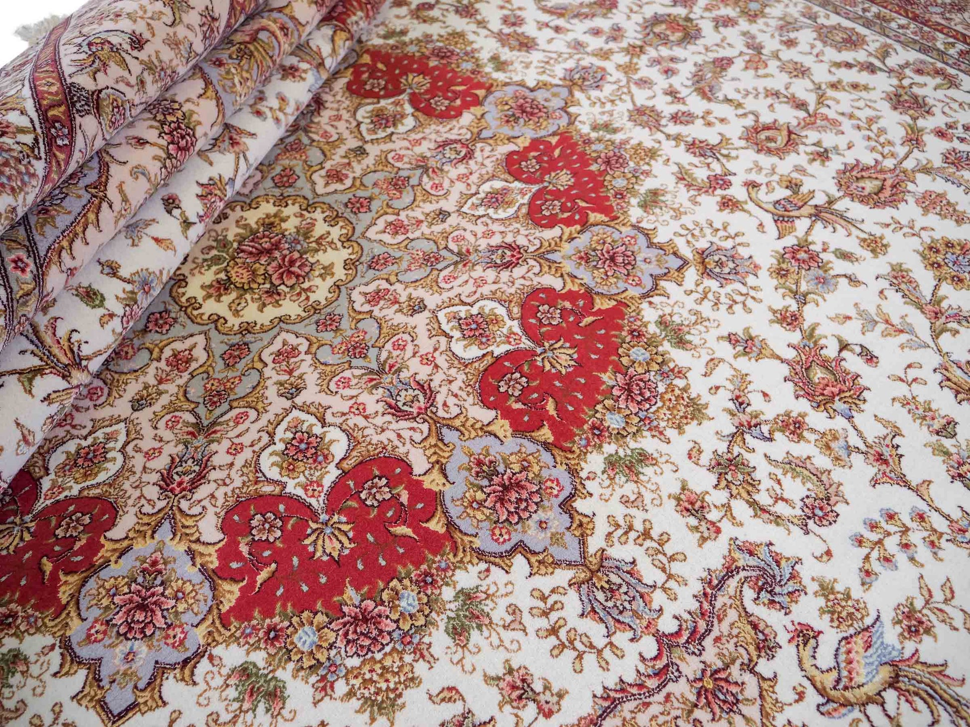 Sehr feiner, handgeknüpfter Khademi Orientteppich mit Täbriz Design aus Wolle mit Seide, creme. 362x257 cm. Vertrieb durch Jupiter Intl.