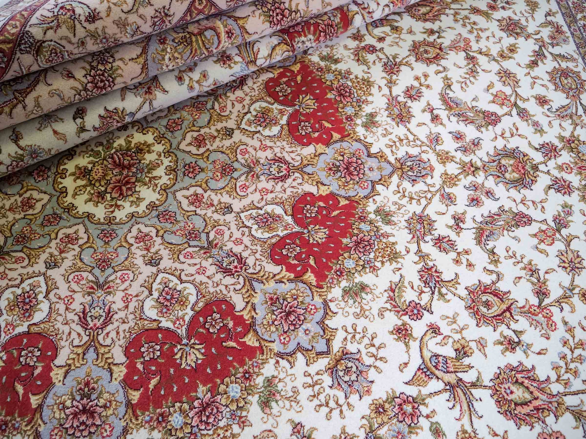 Sehr feiner, handgeknüpfter Khademi Orientteppich mit Täbriz Design aus Wolle mit Seide, creme. 362x257 cm. Vertrieb durch Jupiter Intl.