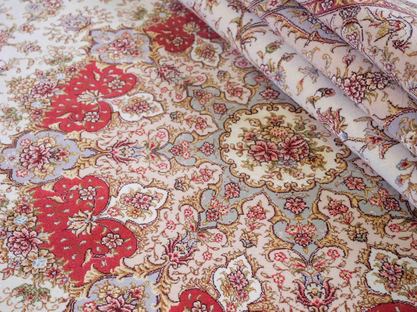 Sehr feiner, handgeknüpfter Khademi Orientteppich mit Täbriz Design aus Wolle mit Seide, creme. 362x257 cm. Vertrieb durch Jupiter Intl.