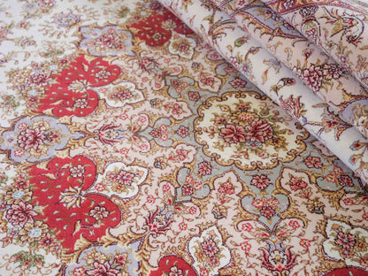 Sehr feiner, handgeknüpfter Khademi Orientteppich mit Täbriz Design aus Wolle mit Seide, creme. 362x257 cm. Vertrieb durch Jupiter Intl.