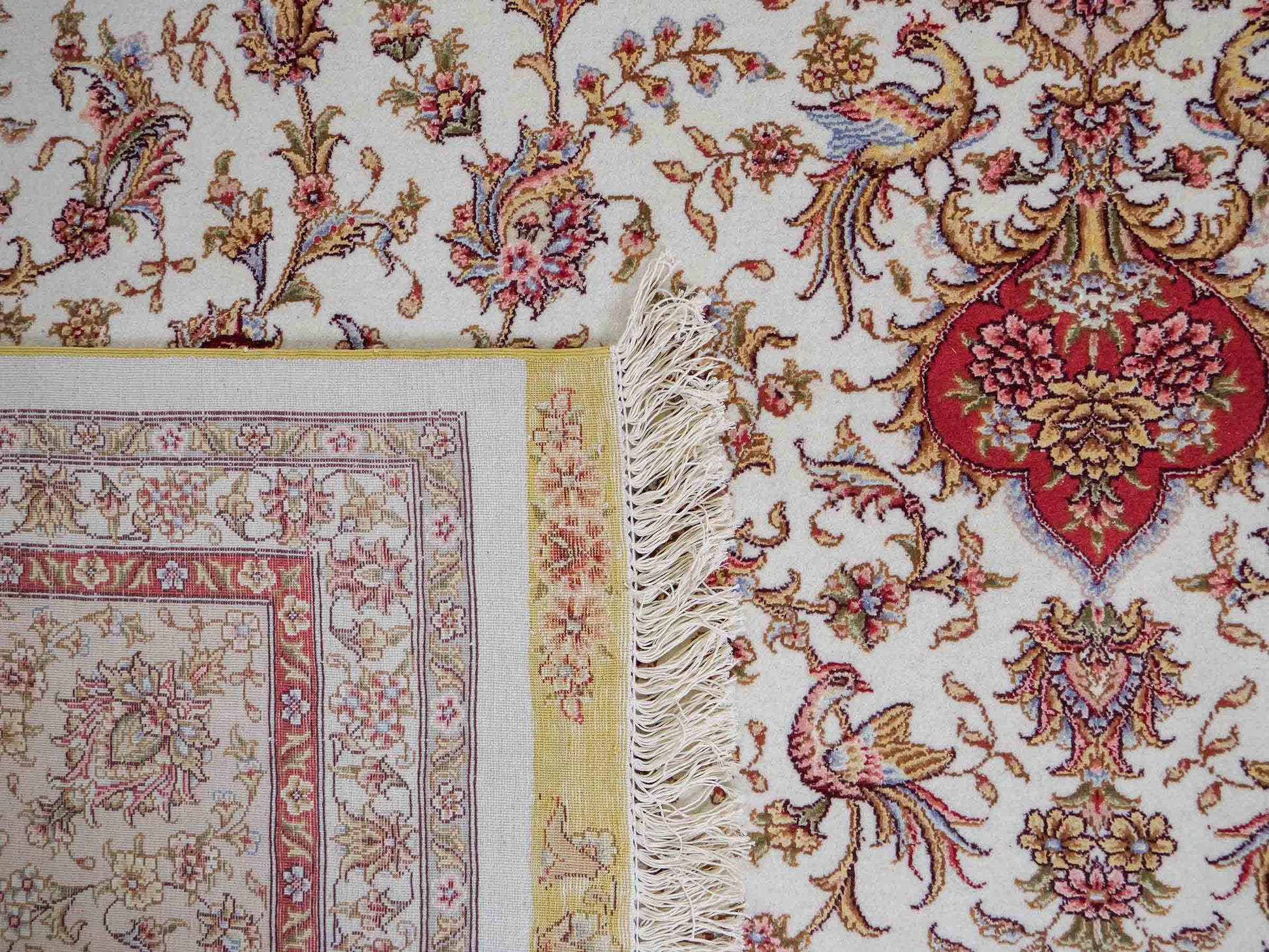 Sehr feiner, handgeknüpfter Khademi Orientteppich mit Täbriz Design aus Wolle mit Seide, creme. 362x257 cm. Vertrieb durch Jupiter Intl.