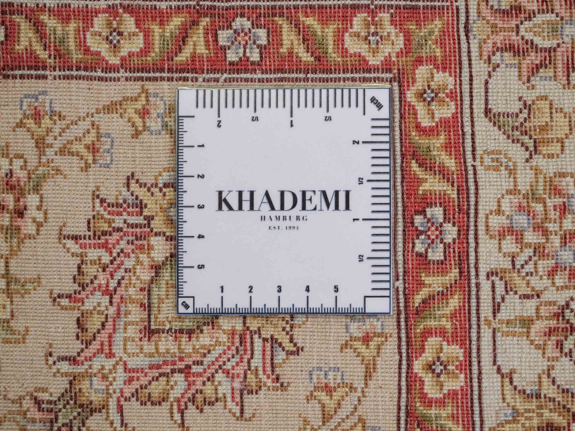 Sehr feiner, handgeknüpfter Khademi Orientteppich mit Täbriz Design aus Wolle mit Seide, creme. 362x257 cm. Vertrieb durch Jupiter Intl.
