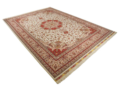 Sehr feiner, handgeknüpfter Khademi Orientteppich mit Täbriz Design aus Wolle mit Seide, creme. 362x257 cm. Vertrieb durch Jupiter Intl.