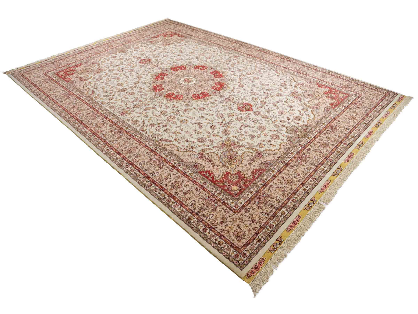 Sehr feiner, handgeknüpfter Khademi Orientteppich mit Täbriz Design aus Wolle mit Seide, creme. 362x257 cm. Vertrieb durch Jupiter Intl.