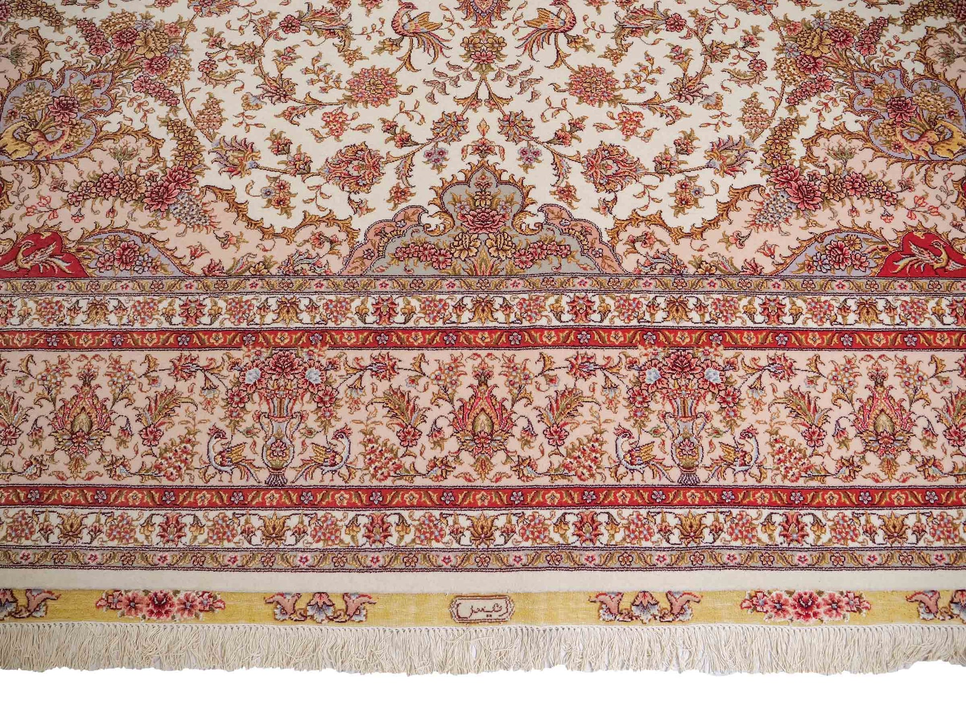 Sehr feiner, handgeknüpfter Khademi Orientteppich mit Täbriz Design aus Wolle mit Seide, creme. 362x257 cm. Vertrieb durch Jupiter Intl.