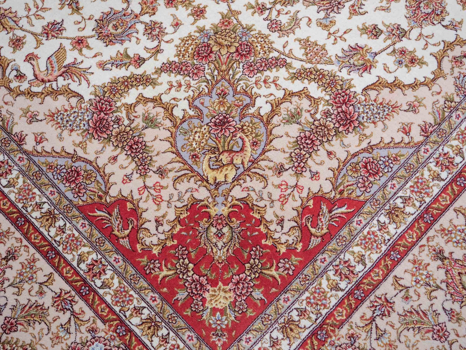 Sehr feiner, handgeknüpfter Khademi Orientteppich mit Täbriz Design aus Wolle mit Seide, creme. 362x257 cm. Vertrieb durch Jupiter Intl.