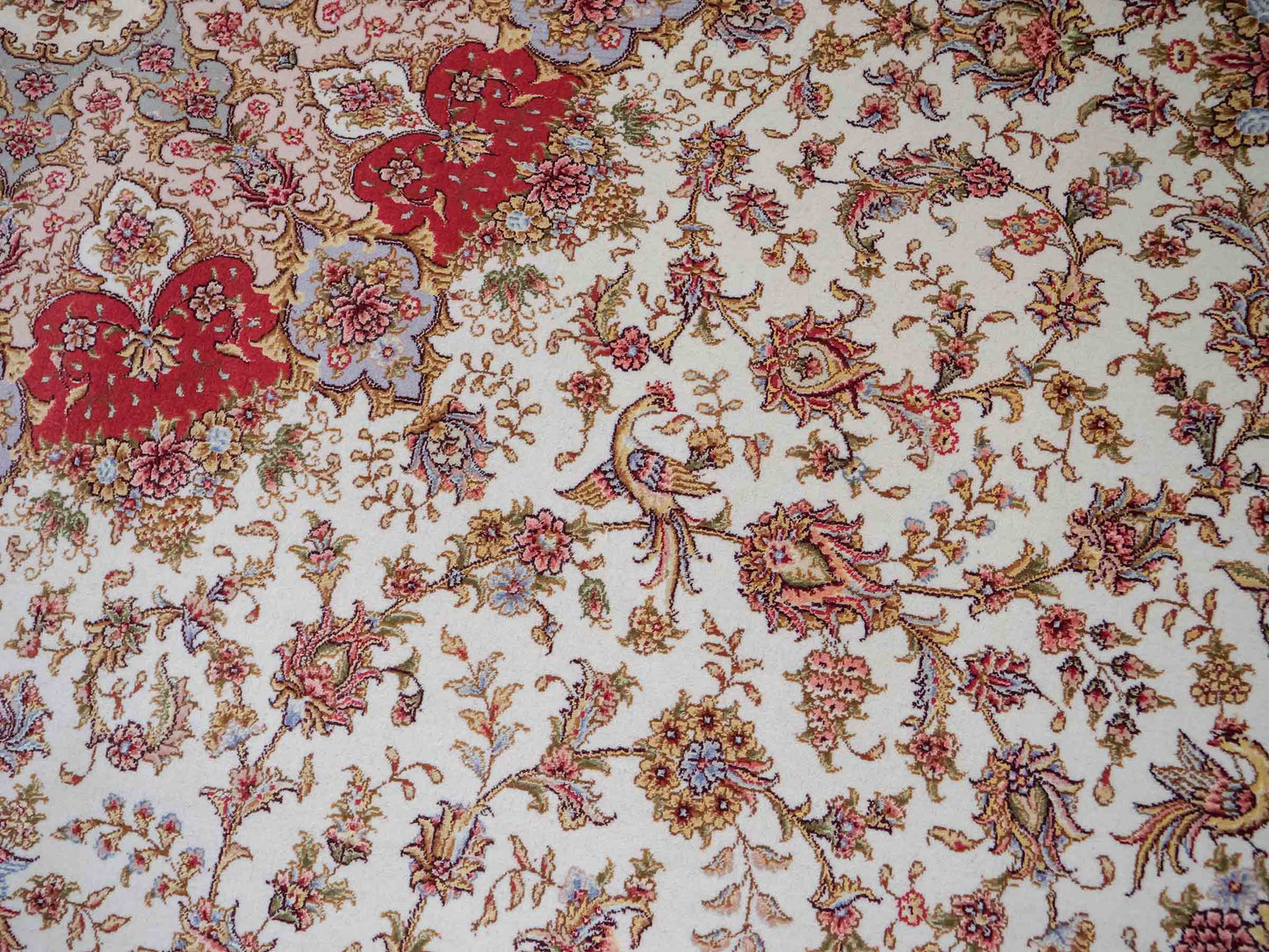 Sehr feiner, handgeknüpfter Khademi Orientteppich mit Täbriz Design aus Wolle mit Seide, creme. 362x257 cm. Vertrieb durch Jupiter Intl.