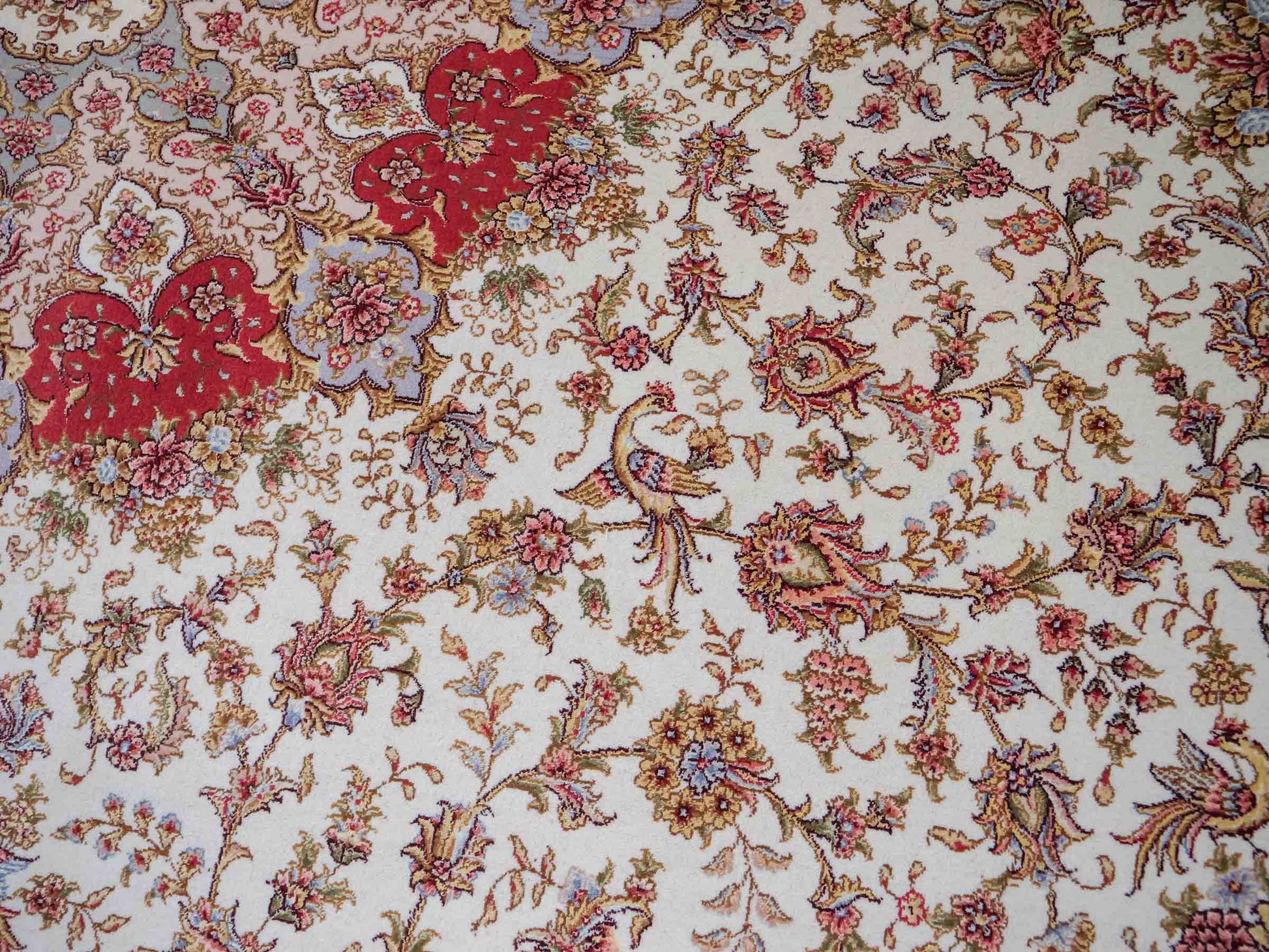 Sehr feiner, handgeknüpfter Khademi Orientteppich mit Täbriz Design aus Wolle mit Seide, creme. 362x257 cm. Vertrieb durch Jupiter Intl.