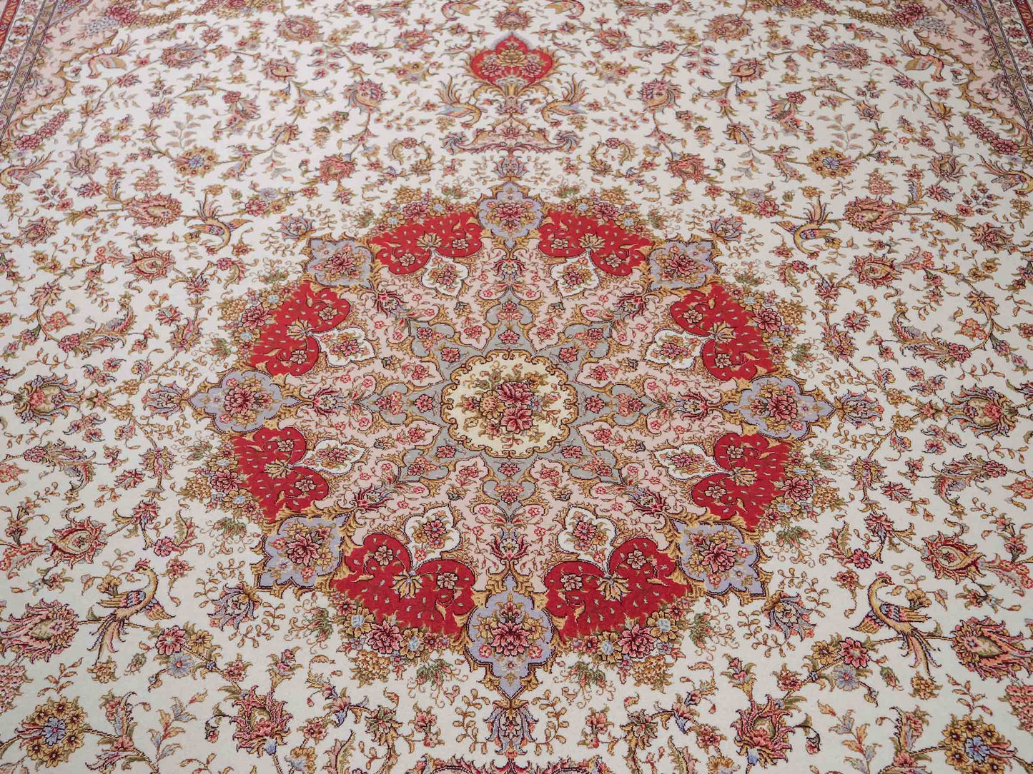Sehr feiner, handgeknüpfter Khademi Orientteppich mit Täbriz Design aus Wolle mit Seide, creme. 362x257 cm. Vertrieb durch Jupiter Intl.