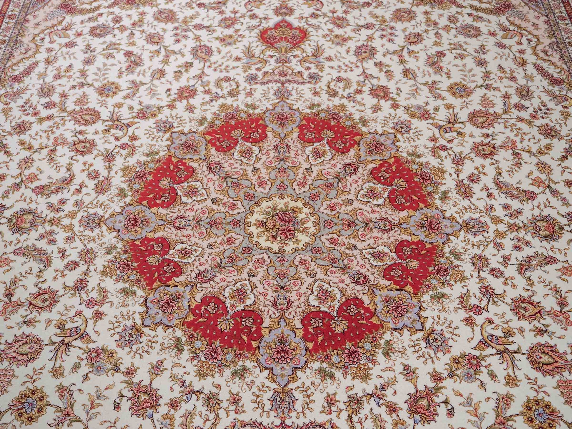 Sehr feiner, handgeknüpfter Khademi Orientteppich mit Täbriz Design aus Wolle mit Seide, creme. 362x257 cm. Vertrieb durch Jupiter Intl.