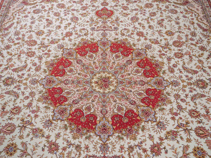 Sehr feiner, handgeknüpfter Khademi Orientteppich mit Täbriz Design aus Wolle mit Seide, creme. 362x257 cm. Vertrieb durch Jupiter Intl.