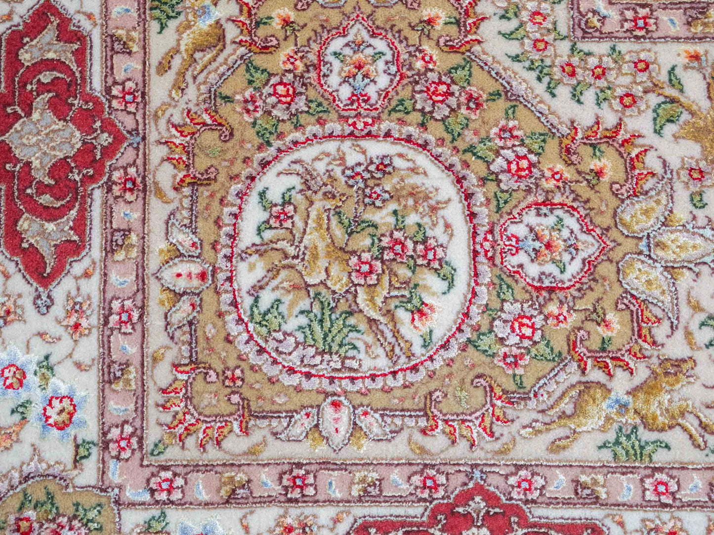 Sehr feiner, handgeknüpfter Khademi Orientteppich mit Täbriz Design aus Wolle mit Seide, rot, creme. 362x276 cm. Vertrieb durch Jupiter Intl.