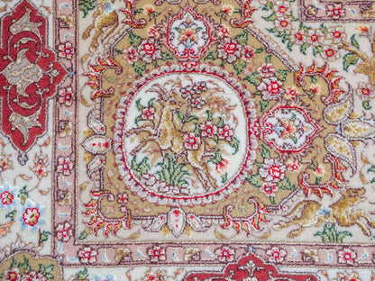Sehr feiner, handgeknüpfter Khademi Orientteppich mit Täbriz Design aus Wolle mit Seide, rot, creme. 362x276 cm. Vertrieb durch Jupiter Intl.
