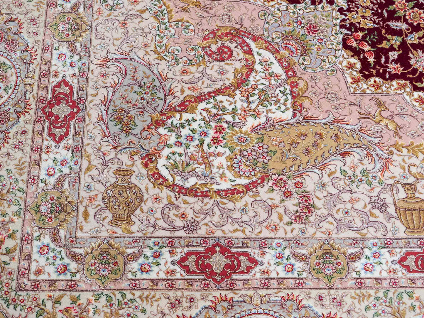 Sehr feiner, handgeknüpfter Khademi Orientteppich mit Täbriz Design aus Wolle mit Seide, rot, creme. 362x276 cm. Vertrieb durch Jupiter Intl.