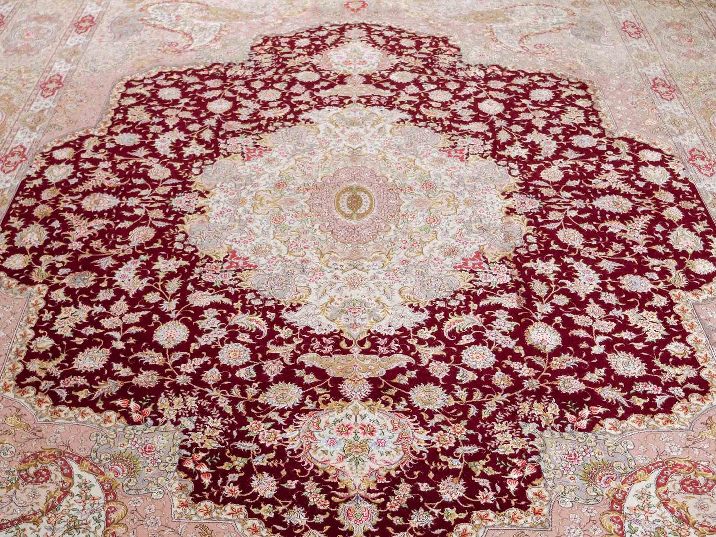 Sehr feiner, handgeknüpfter Khademi Orientteppich mit Täbriz Design aus Wolle mit Seide, rot, creme. 362x276 cm. Vertrieb durch Jupiter Intl.