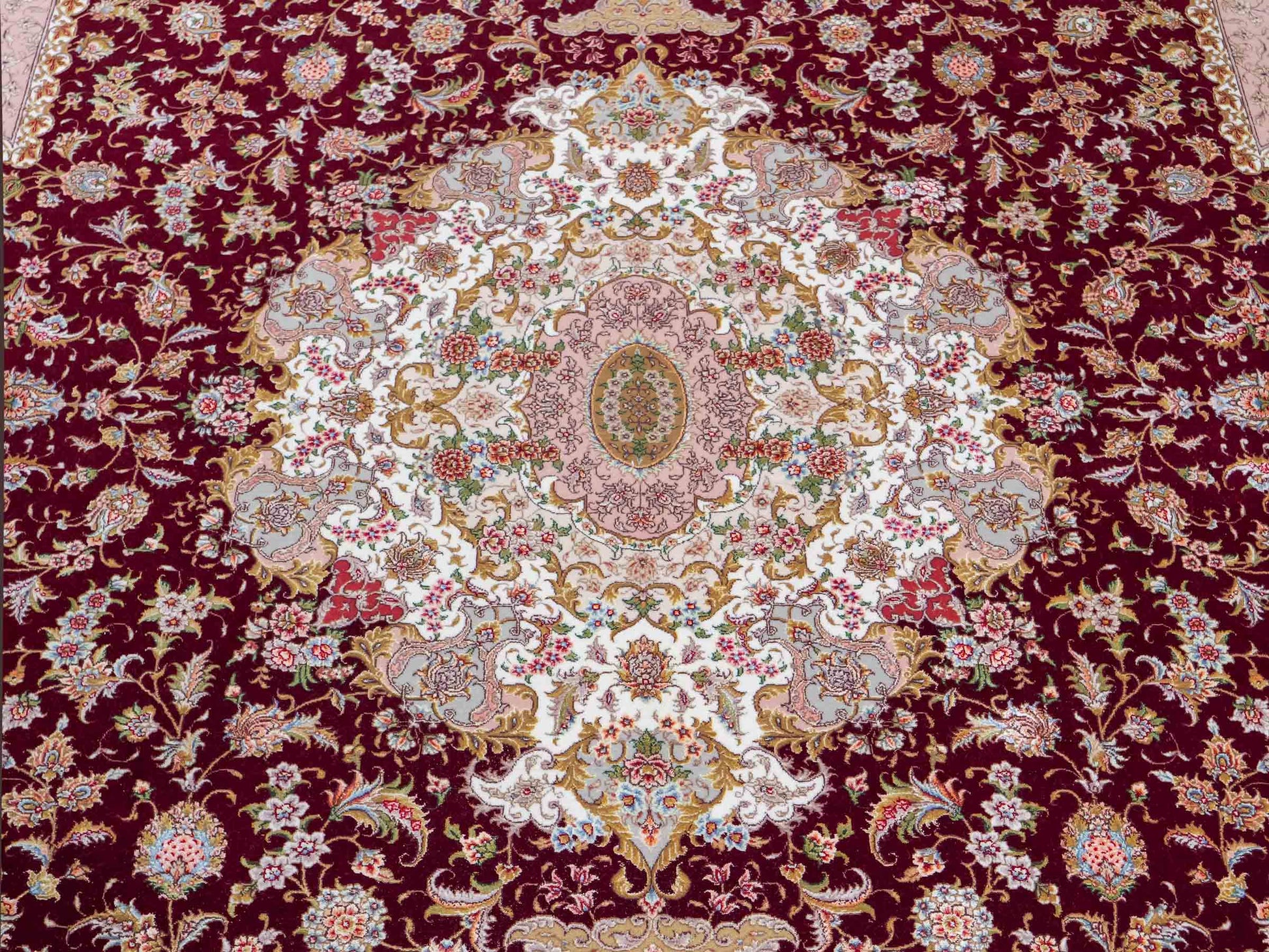 Sehr feiner, handgeknüpfter Khademi Orientteppich mit Täbriz Design aus Wolle mit Seide, rot, creme. 362x276 cm. Vertrieb durch Jupiter Intl.