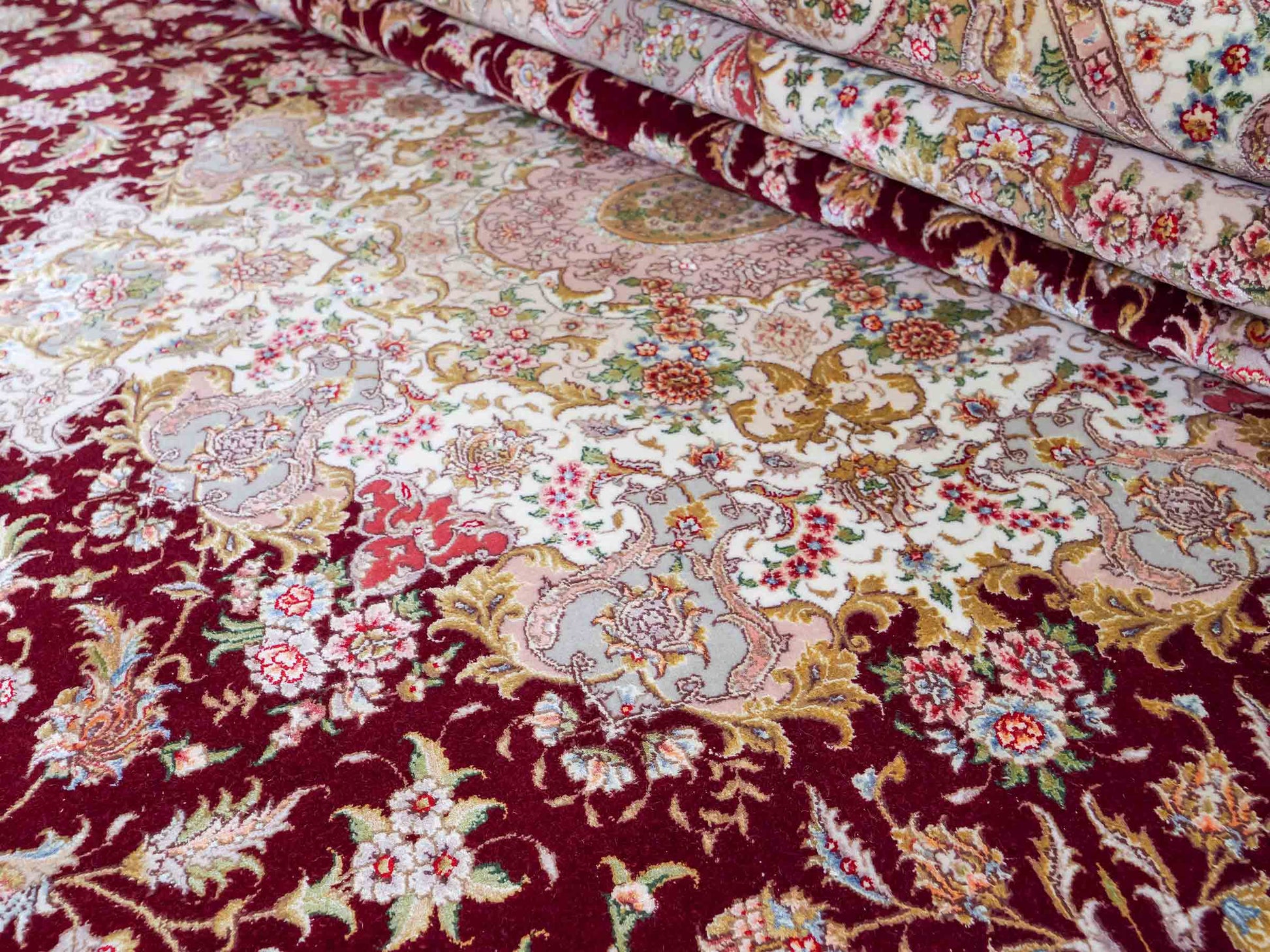 Sehr feiner, handgeknüpfter Khademi Orientteppich mit Täbriz Design aus Wolle mit Seide, rot, creme. 362x276 cm. Vertrieb durch Jupiter Intl.