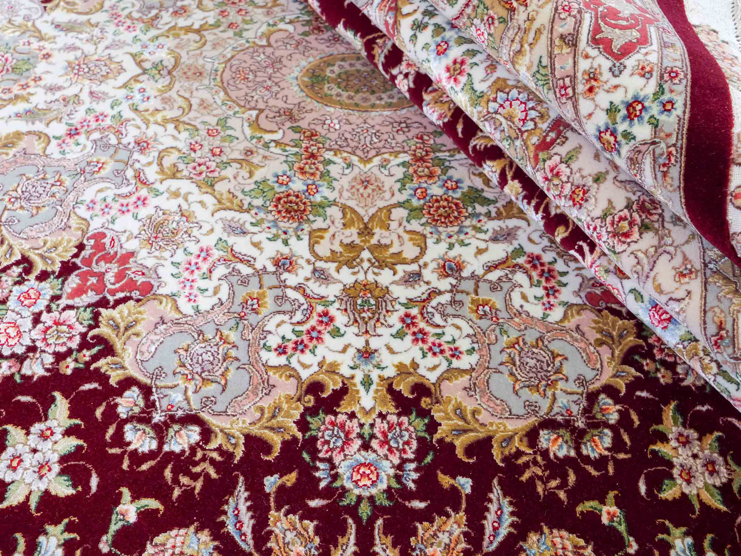 Sehr feiner, handgeknüpfter Khademi Orientteppich mit Täbriz Design aus Wolle mit Seide, rot, creme. 362x276 cm. Vertrieb durch Jupiter Intl.