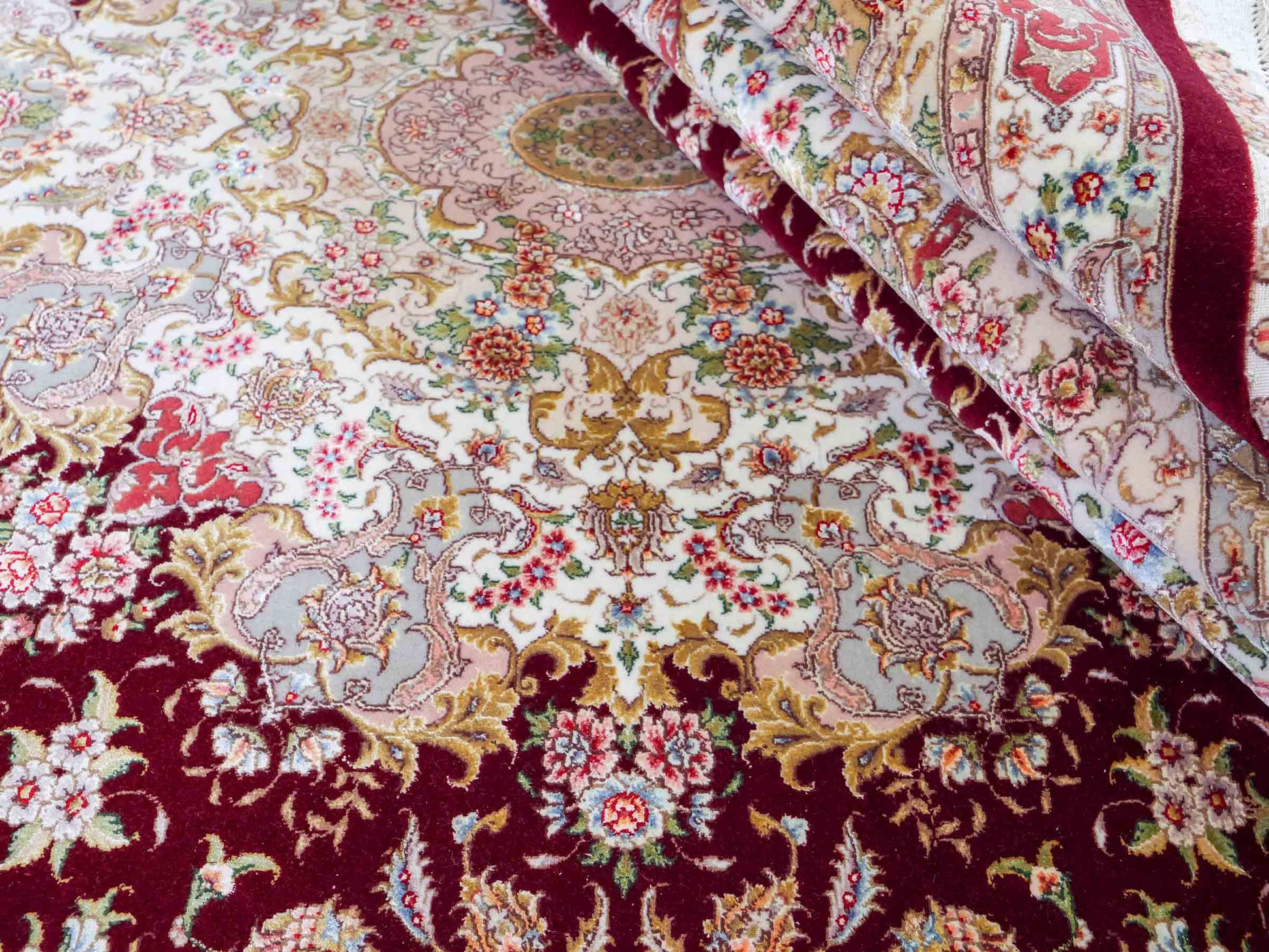 Sehr feiner, handgeknüpfter Khademi Orientteppich mit Täbriz Design aus Wolle mit Seide, rot, creme. 362x276 cm. Vertrieb durch Jupiter Intl.