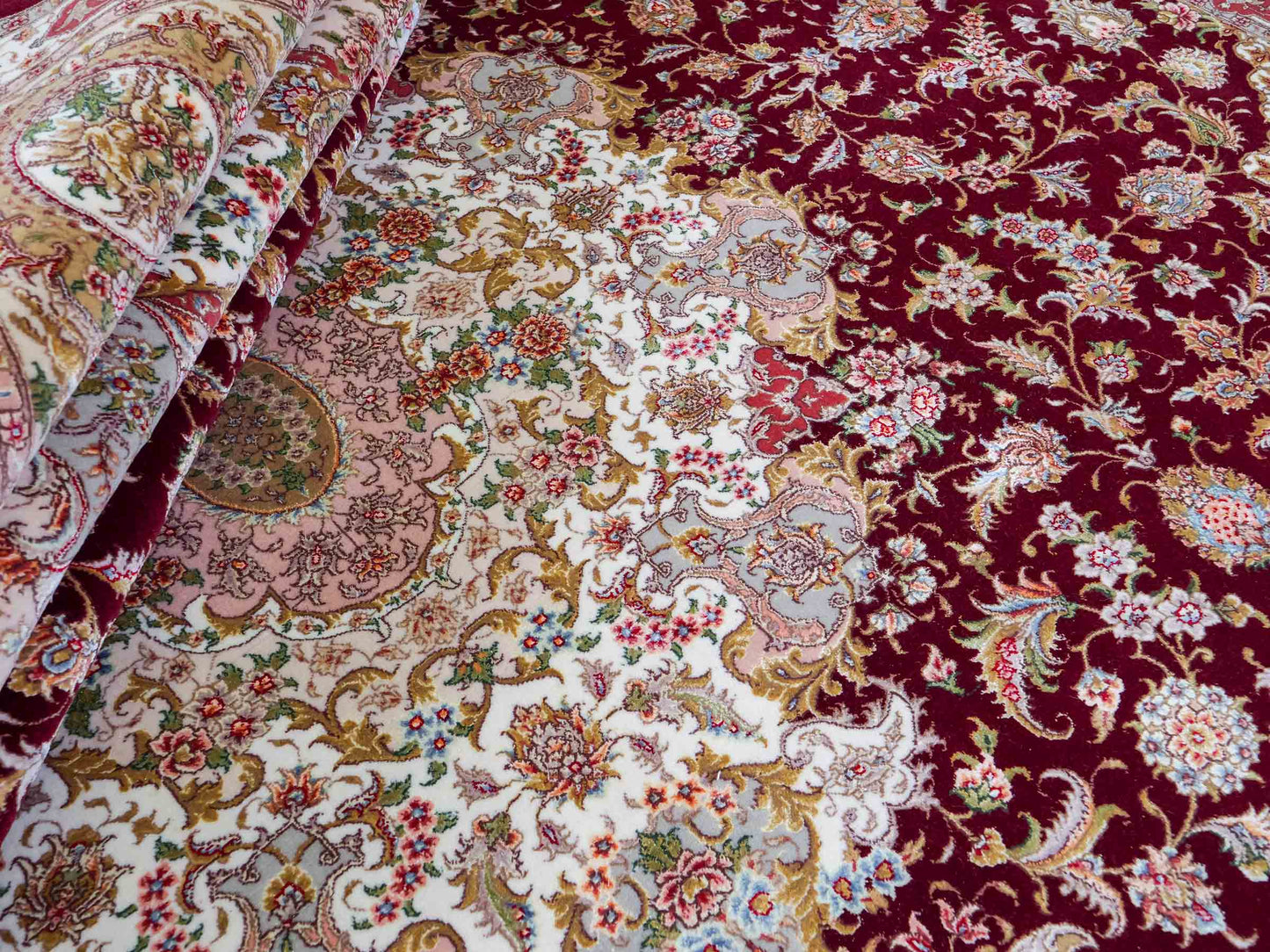 Sehr feiner, handgeknüpfter Khademi Orientteppich mit Täbriz Design aus Wolle mit Seide, rot, creme. 362x276 cm. Vertrieb durch Jupiter Intl.
