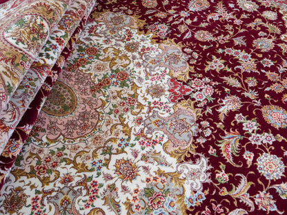 Sehr feiner, handgeknüpfter Khademi Orientteppich mit Täbriz Design aus Wolle mit Seide, rot, creme. 362x276 cm. Vertrieb durch Jupiter Intl.