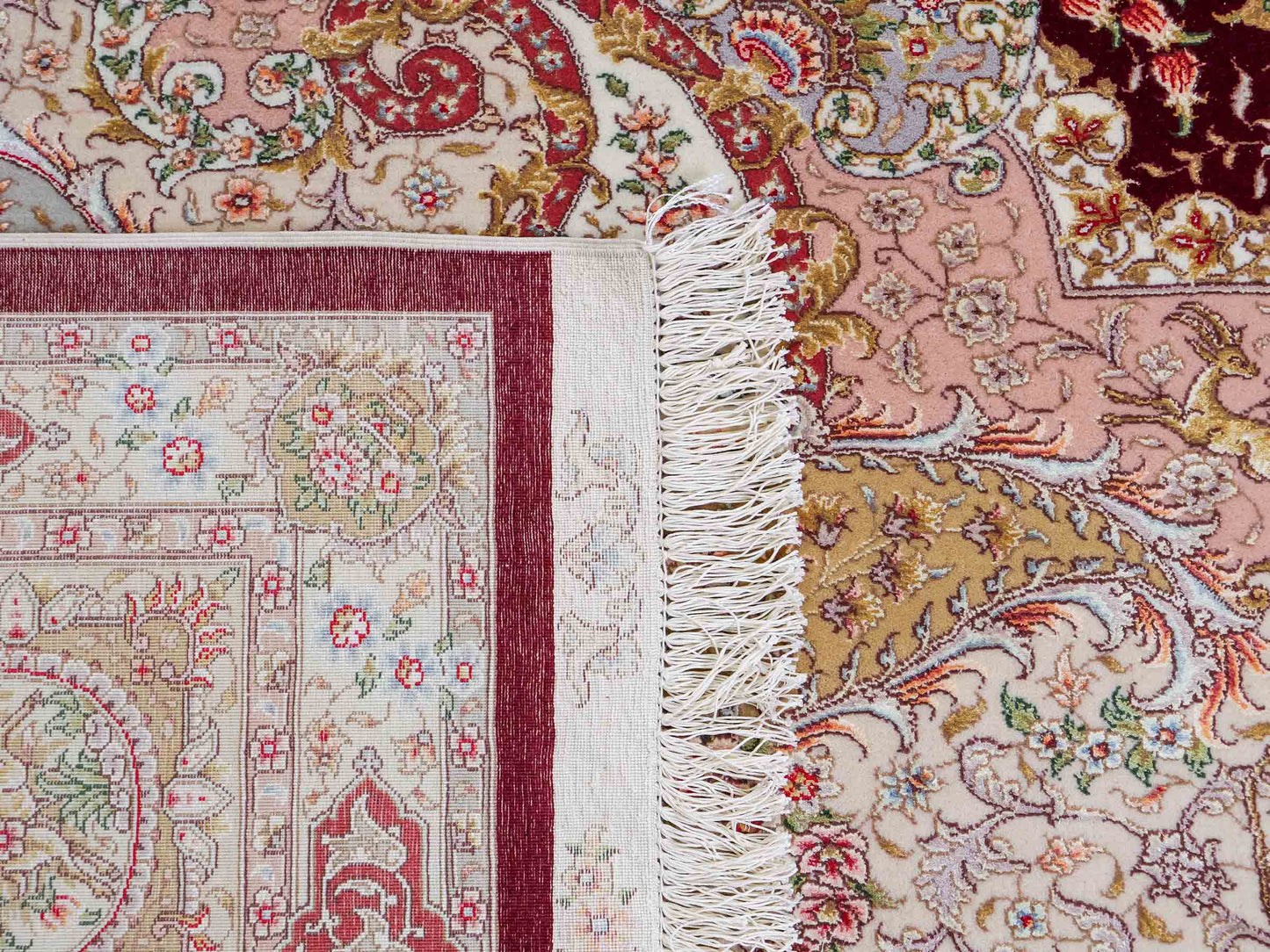 Sehr feiner, handgeknüpfter Khademi Orientteppich mit Täbriz Design aus Wolle mit Seide, rot, creme. 362x276 cm. Vertrieb durch Jupiter Intl.