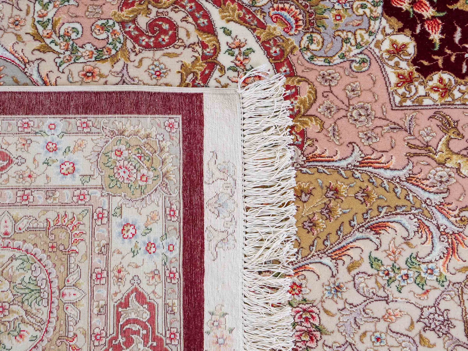 Sehr feiner, handgeknüpfter Khademi Orientteppich mit Täbriz Design aus Wolle mit Seide, rot, creme. 362x276 cm. Vertrieb durch Jupiter Intl.
