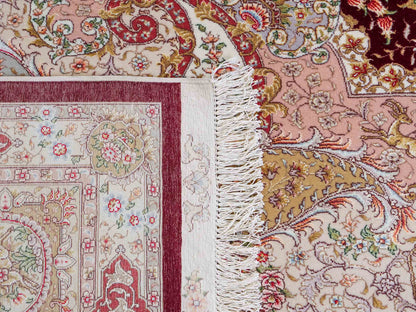 Sehr feiner, handgeknüpfter Khademi Orientteppich mit Täbriz Design aus Wolle mit Seide, rot, creme. 362x276 cm. Vertrieb durch Jupiter Intl.
