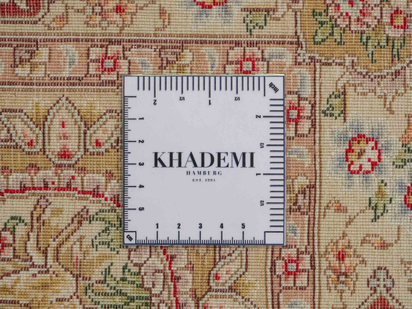 Sehr feiner, handgeknüpfter Khademi Orientteppich mit Täbriz Design aus Wolle mit Seide, rot, creme. 362x276 cm. Vertrieb durch Jupiter Intl.